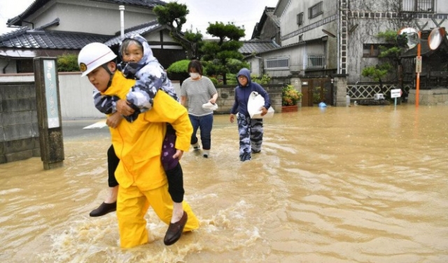 اليابان تبحث عن ناجين من الفيضانات التي قتلت 100 شخص