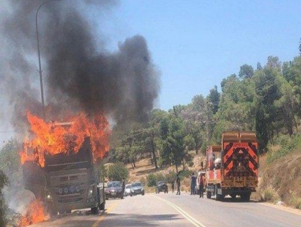 احتراق شاحنة يتسبب بإغلاق مدخل إكسال