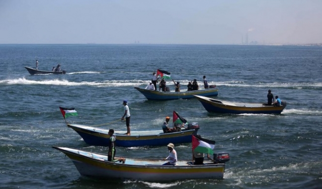 زوارق الفلسطينيين تشقّ عُباب البحر