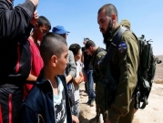 أحد طلّاب مدرسة "التحدي والصمود" شرق يطّا في مواجهة جنديّ إسرائيليّ