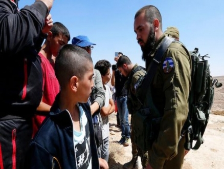 أحد طلّاب مدرسة "التحدي والصمود" شرق يطّا في مواجهة جنديّ إسرائيليّ
