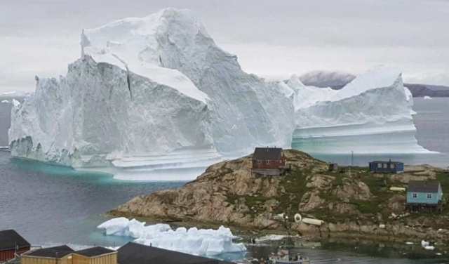 جبل جليدي عائم يُهدد قرية بغرينلاند 