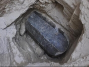 مصر: افتتاح تابوت أثري غامض والعثور على بقايا مومياوات