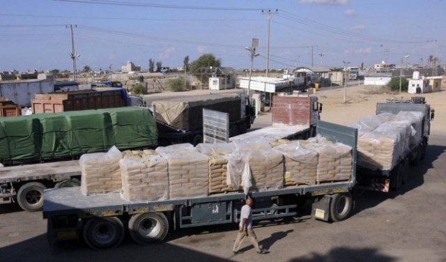 الاحتلال يحتجز نحو 2000 شاحنة بضائع لغزة