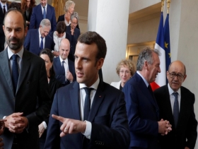 حارس ماكرون يحرج وزير الداخلية الفرنسي بالبرلمان