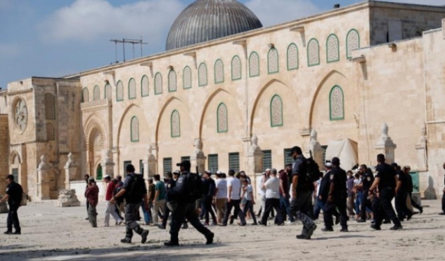 مفتي القدس: اقتحامات الأقصى تهدف لإشعال حرب دينية