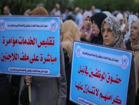 المئات يحاصرون مكاتب "الأونروا" بغزة احتجاجا على التقليصات