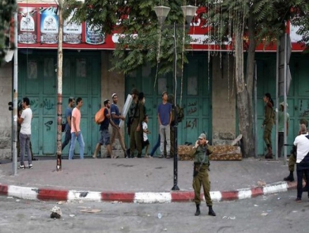 المستوطنون في الخليل تحت حماية الاحتلال
