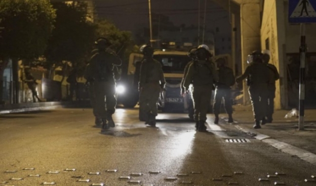 الاحتلال يعتقل 11 فلسطينيا وينصب حواجز بالضفة