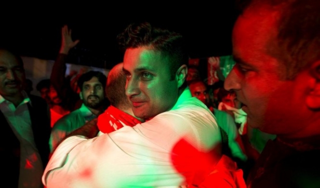 عمران خان يسبق النتائج ويعلن فوز حزبه بالانتخابات الباكستانية