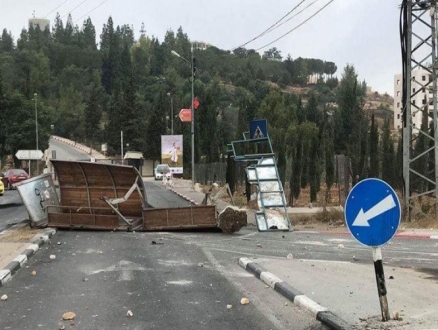 طلاب جامعة بيرزيت يتصدون لاقتحام الاحتلال