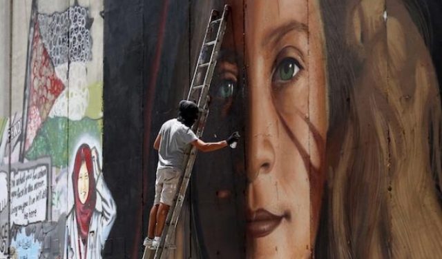 الاحتلال يُفرج عن إيطالييْن رسما جداريةً لعهد التميمي