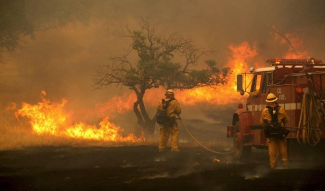 محاولاتٌ للسيطرة على حرائق غابات مُندلعة منذ 10 أيام بكاليفورنيا