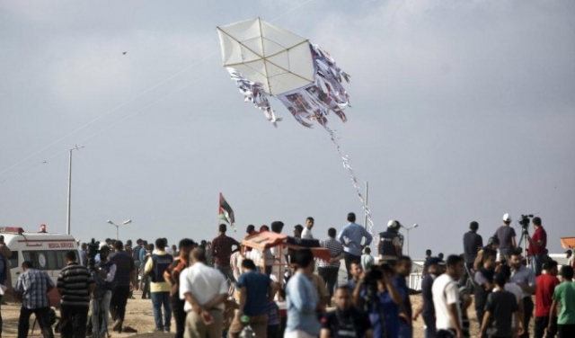 طائرة استطلاع تطلق صاروخا على شبان بغزة