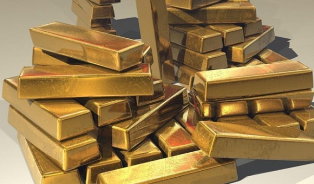 الذهب يتراجع مع ارتفاع الدولار لأعلى مستوى في 13 شهرا