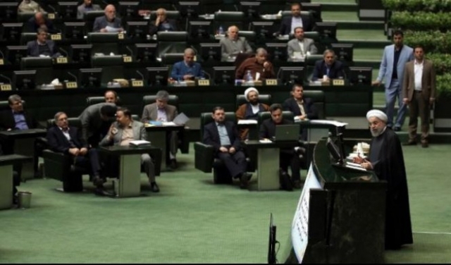 على خلفيّة الاحتجاجات المتزايدة: البرلمان الإيراني يعزل وزير العمل