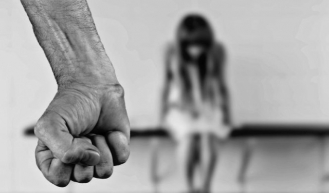 العنف الأسري: اعتقال امرأة بشبهة التنكيل بأطفالها