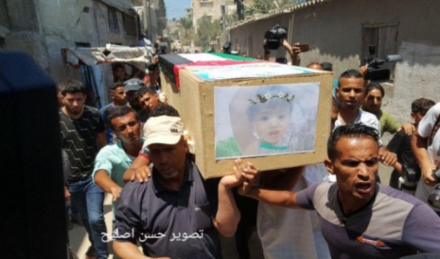 غزة تشيع الشهيدتين الرضيعة بيان ووالدتها إيناس 