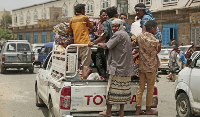 المعارك بالحديدة تشرد 50 ألف عائلة يمنية