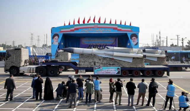 إيران تعزز قدراتها الدفاعية بصاروخ 