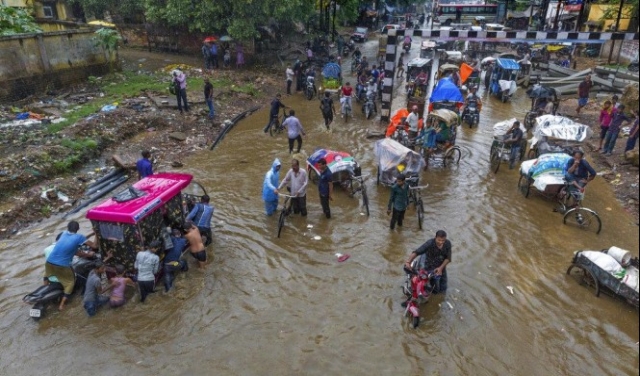 الهند: 324 قتيلًا وآلافُ المُشرّدين بسبب فيضانات 
