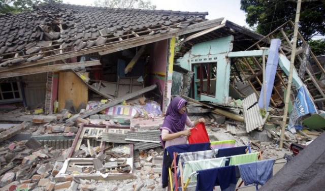 زلزال بقوة 6.3 يضرب جزيرة لومبوك الإندونيسية 