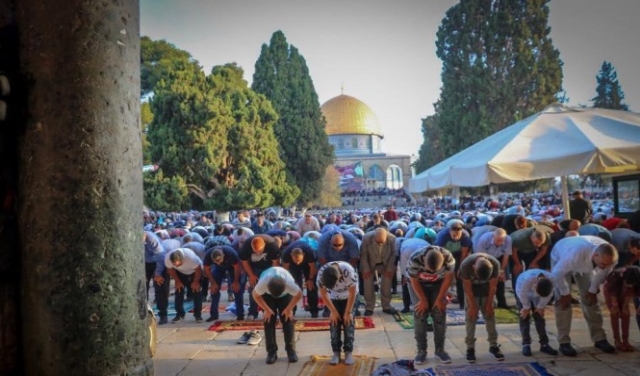 100 ألف فلسطيني يؤدون صلاة العيد في المسجد الأقصى
