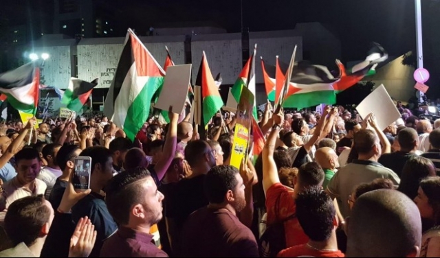 مشروع قانون بدعم حكومي: السجن لمن يرفع العلم الفلسطيني