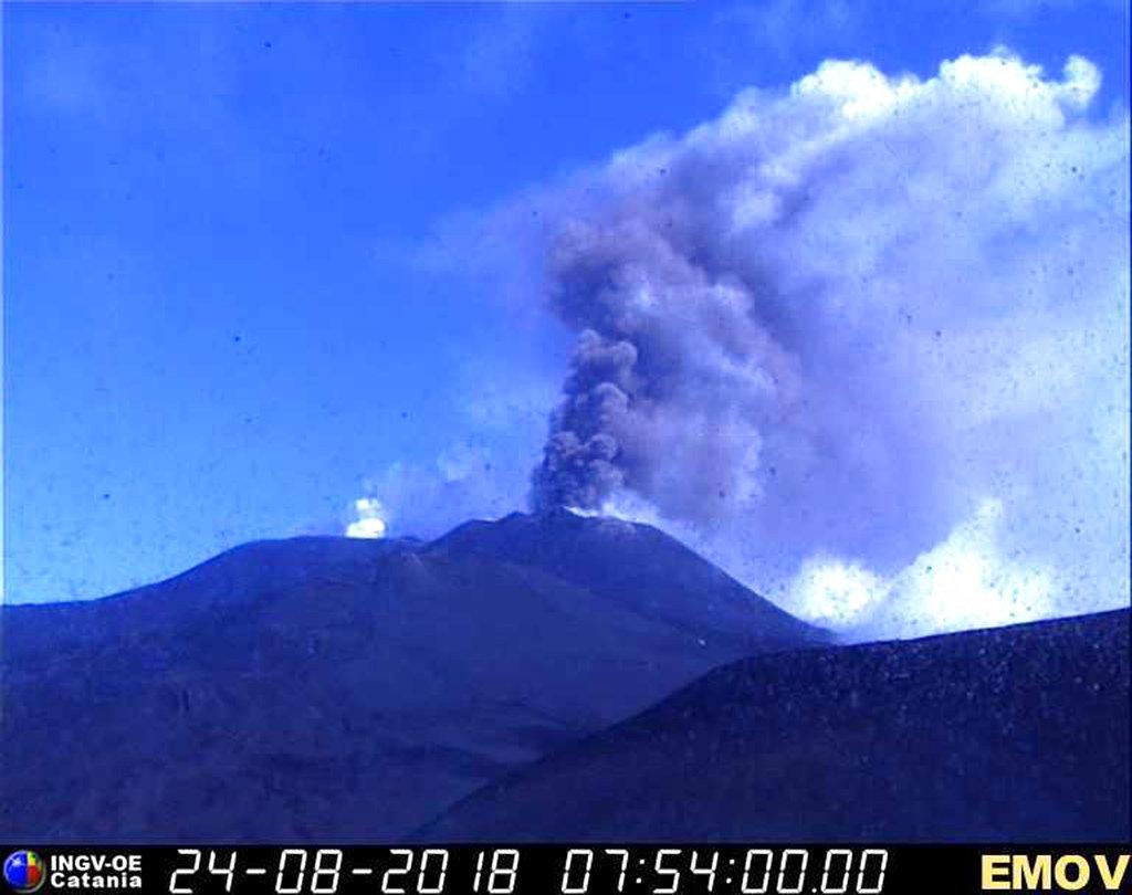 إيطاليا: بركان إتنا يثور مجددا 2018082509502137