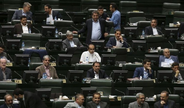 برلمان إيران يعزل وزير المالية عن منصبه