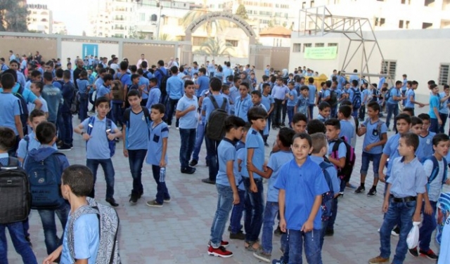 1.3 مليون طالب يعودون لمقاعد الدراسة بالضفة وغزة