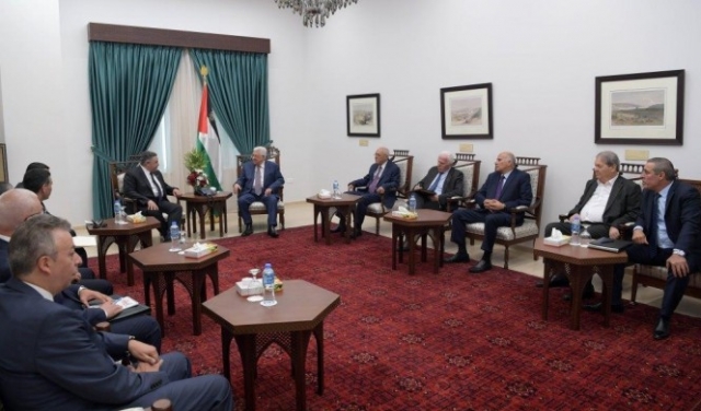 عباس يتفق مع الوفد المصري تخطي عقبات المصالحة