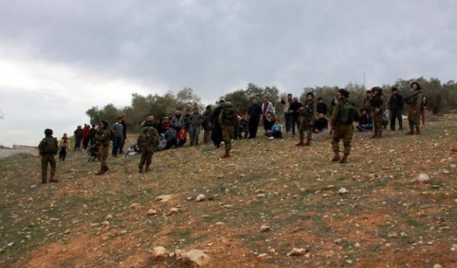 توثيق: مستوطنون يهاجمون منزلا في قرية بورين بحماية جنود الاحتلال
