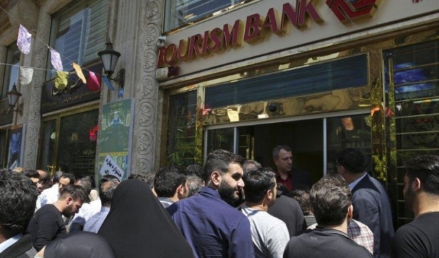 الريال الإيراني يهبط إلى أدنى مستوياته أمام الدولار 