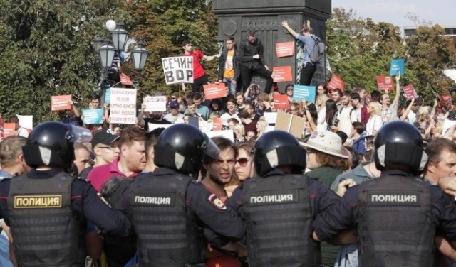 روسيا: اعتقال أكثر من 150 محتجا على سياسات بوتين