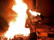 متظاهر يلقي المولوتوف على مبنى حكومي في البصرة 