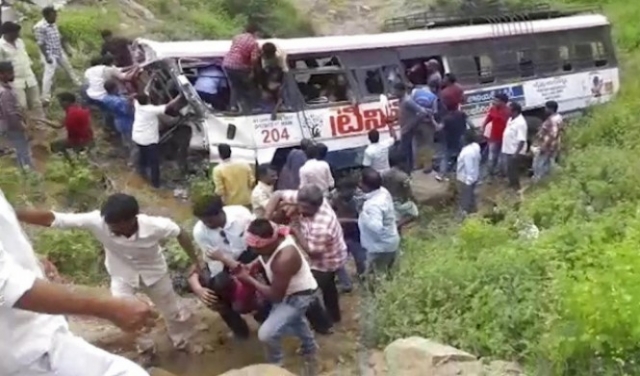 حوادث الهند: مصرع 45 وإصابة 25 في سقوط حافلة