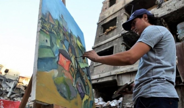 في مخيّم اليرموك، لاجئون فلسطينيّون يرسمون بين الأنقاض