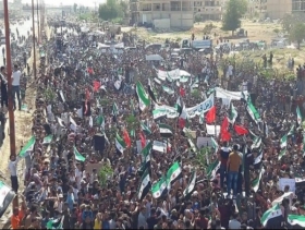 مظاهرات عارمة في إدلب: "لا بديل عن إسقاط النظام"