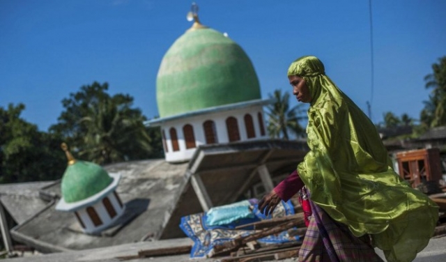إنذار من تسونامي: زلزال بقوة 7.7 درجة يضرب إندونيسيا
