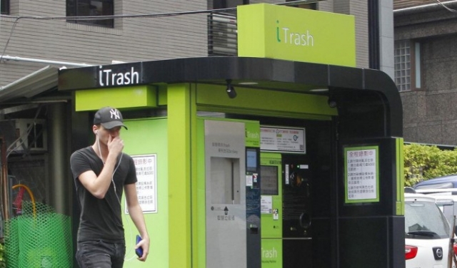 لتشجيع إعادة التدوير: آلاتٌ لاستبدال المال بالنفايات في تايوان