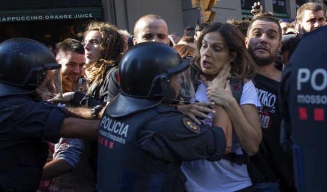 الشرطة الإسبانية تشتبك مع متظاهرين كتالونيين في برشلونة