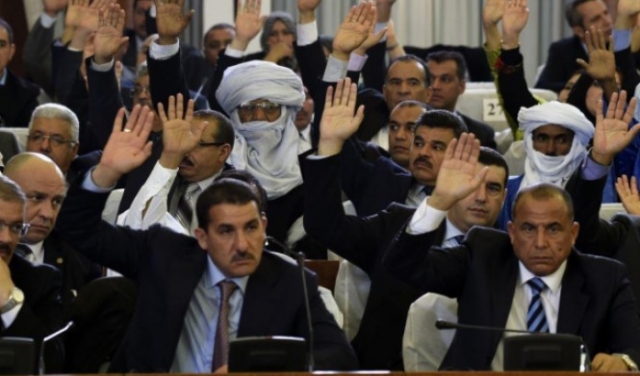 الحزب الحاكم بالجزائر يلوح بتعطيل البرلمان 