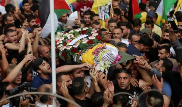 الآلاف في تشييع جثمان الشهيد الريماوي في بيت ريما