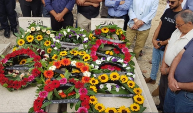 18 عاما على هبة القدس والأقصى: زيارات وورود على أضرحة الشهداء