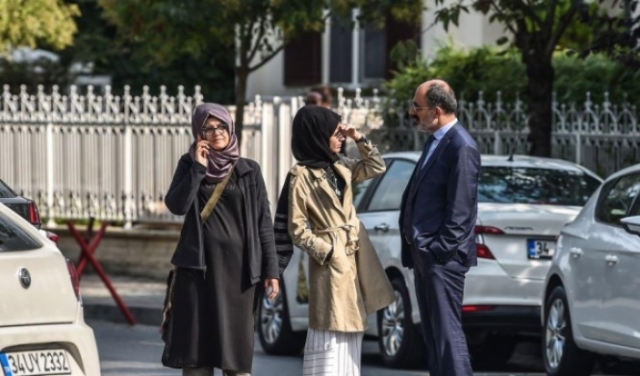 خطيبة خاشقجي تعتصم أمام القنصلية السعودية في اسطنبول