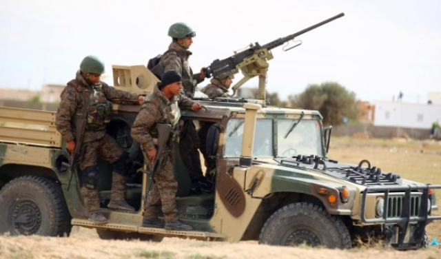 مقتل جندي وإصابة اثنين جراء انفجار لغم بتونس