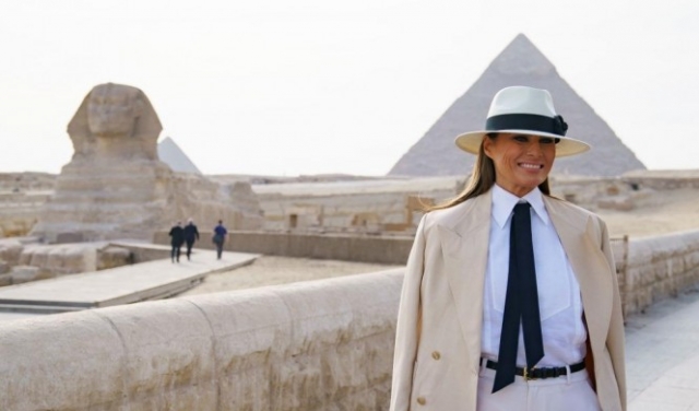 ميلانيا ترامب تختتم جولتها الأفريقية بزيارة أبو الهول بمصر