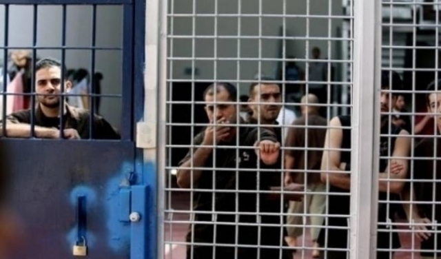 الإفراج عن 300 أسير فلسطيني لحل مشاكل الاكتظاظ بالسجون