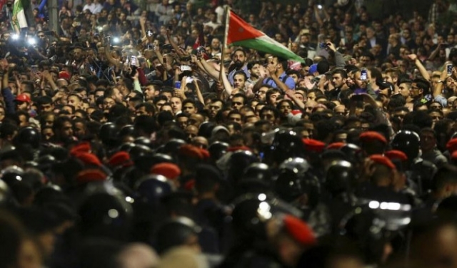 حكومة الرزاز: تعديلات وزارية لتنفيس الحراك الشعبي بالأردن